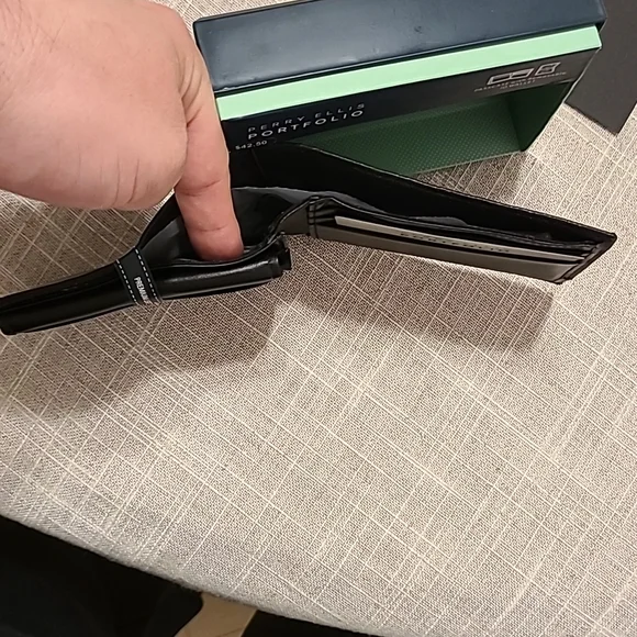 Perry Ellis Black Passcase with Removable ID Wallet NWT - Picture 2 of 3